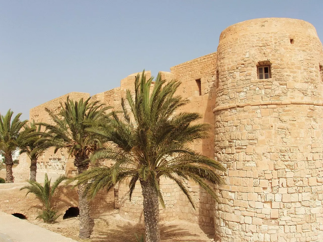 fortified-castle-1202697_1280